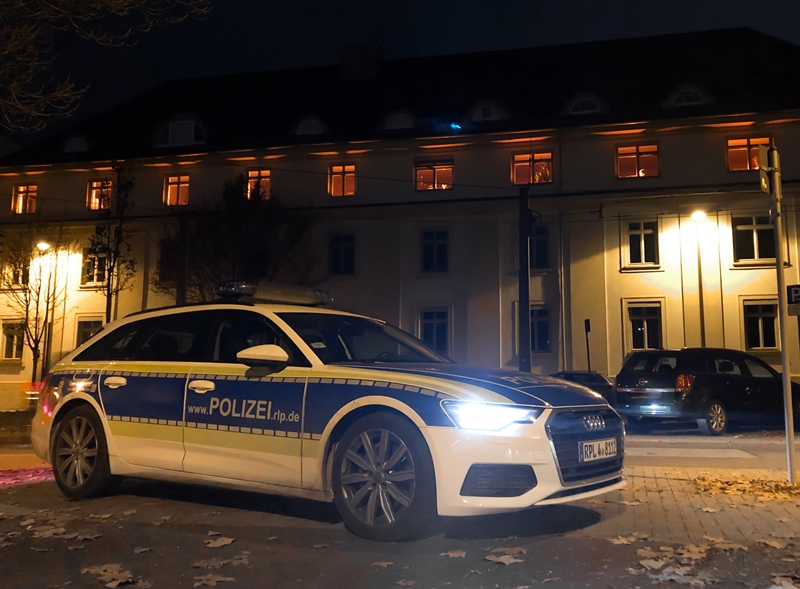 Darmstadt: Betrunkener parkt Auto mit Heck auf Dach - DER SPIEGEL